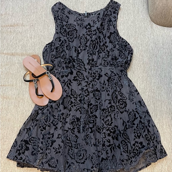 Free People, Size 6, Grey dress with Velvet black flowers - Picture 2 of 4